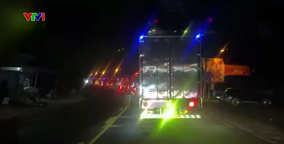 Tấp nập xe kh&aacute;ch ban đ&ecirc;m - Ảnh 1.