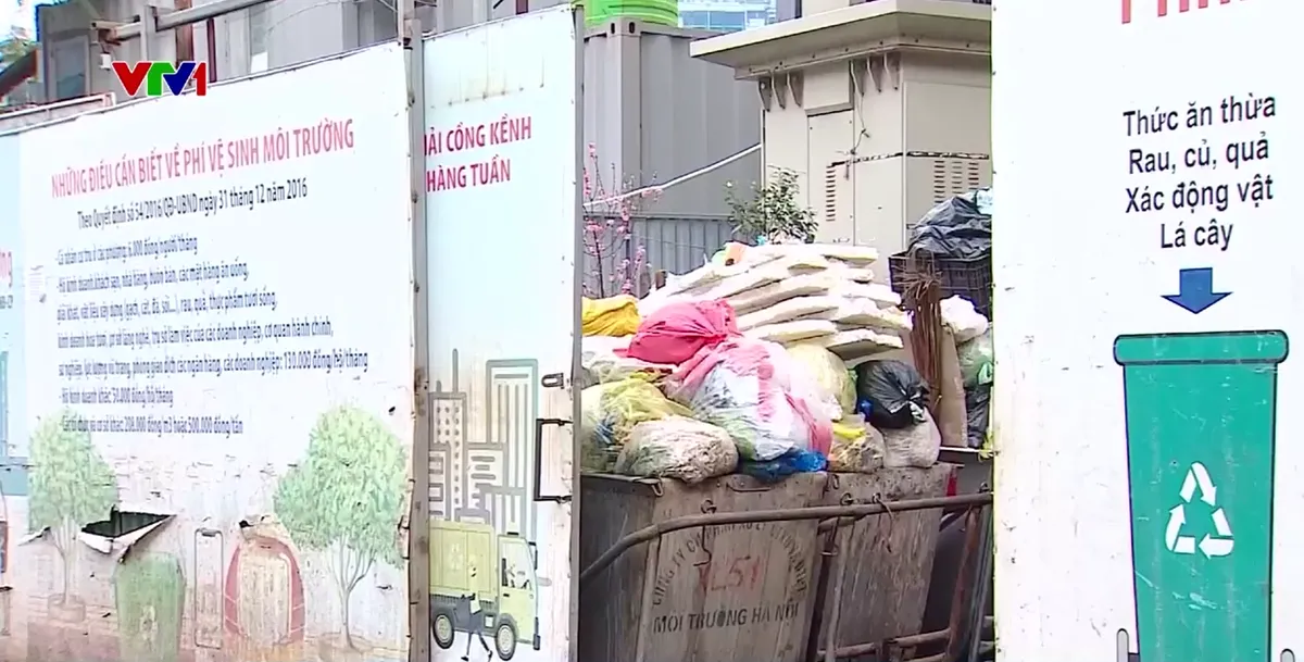 &Aacute;p lực r&aacute;c thải ng&agrave;y Tết tăng cao tại H&agrave; Nội - Ảnh 1.