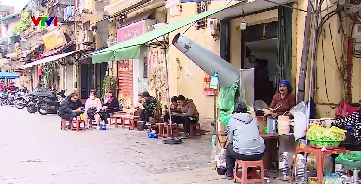 &Aacute;p lực r&aacute;c thải ng&agrave;y Tết tăng cao tại H&agrave; Nội - Ảnh 2.