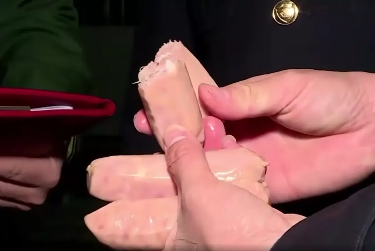 Lạng Sơn: Ngăn chặn nhiều vụ vận chuyển lạp xưởng nướng đ&aacute; nhập lậu - Ảnh 2.