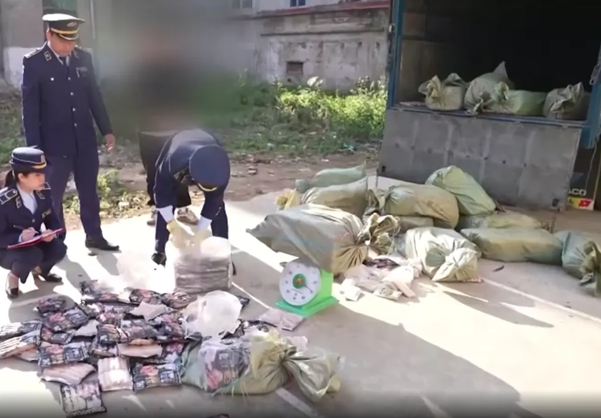 Lạng Sơn: Ngăn chặn nhiều vụ vận chuyển lạp xưởng nướng đ&aacute; nhập lậu - Ảnh 1.