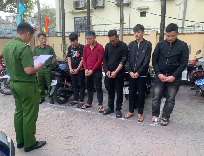 Mang hung kh&iacute;, đua xe trong đ&ecirc;m, h&agrave;ng chục thanh thiếu ni&ecirc;n bị khởi tố - Ảnh 1.