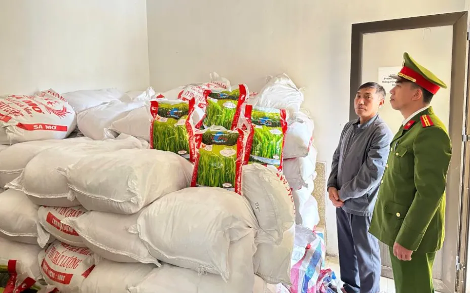  Lực lượng chức năng thu giữ 2,75 tấn gạo, được đóng gói trong 275 bao bì giả, in thông tin nhãn hiệu Cỏ May.