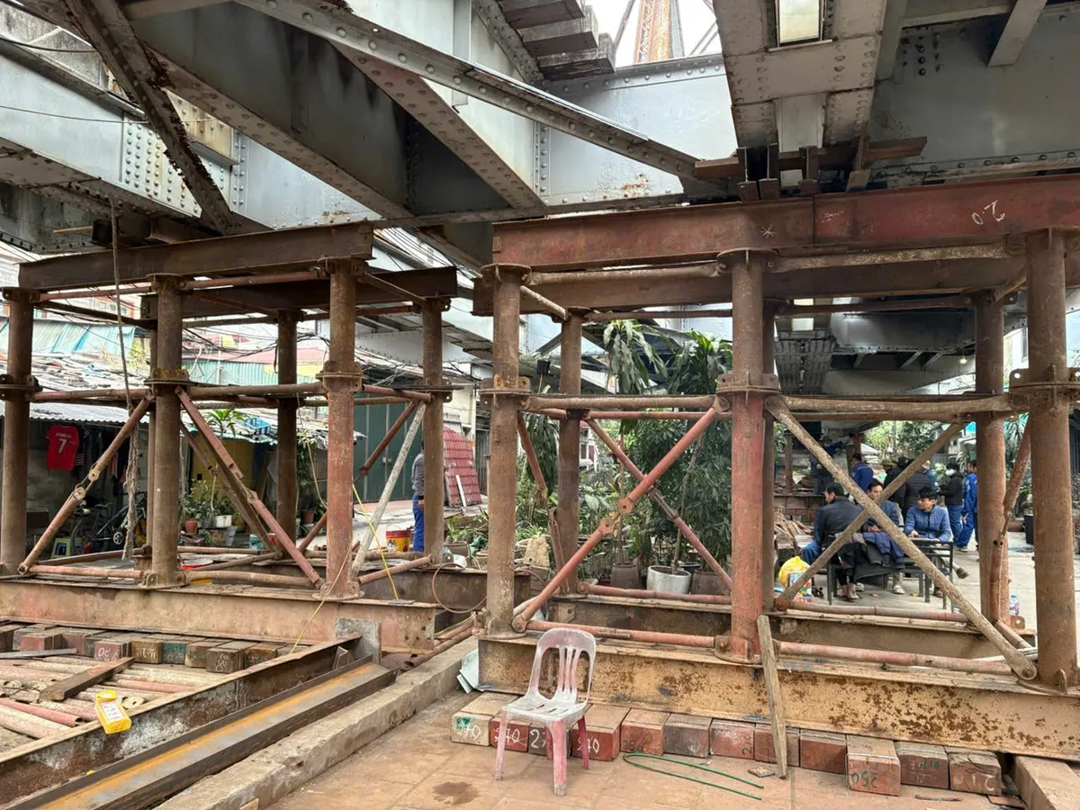 Ph&aacute;t hiện hư hỏng nghi&ecirc;m trọng tại nhịp 18 cầu Long Bi&ecirc;n, tạm dừng chạy t&agrave;u qua cầu - Ảnh 1.