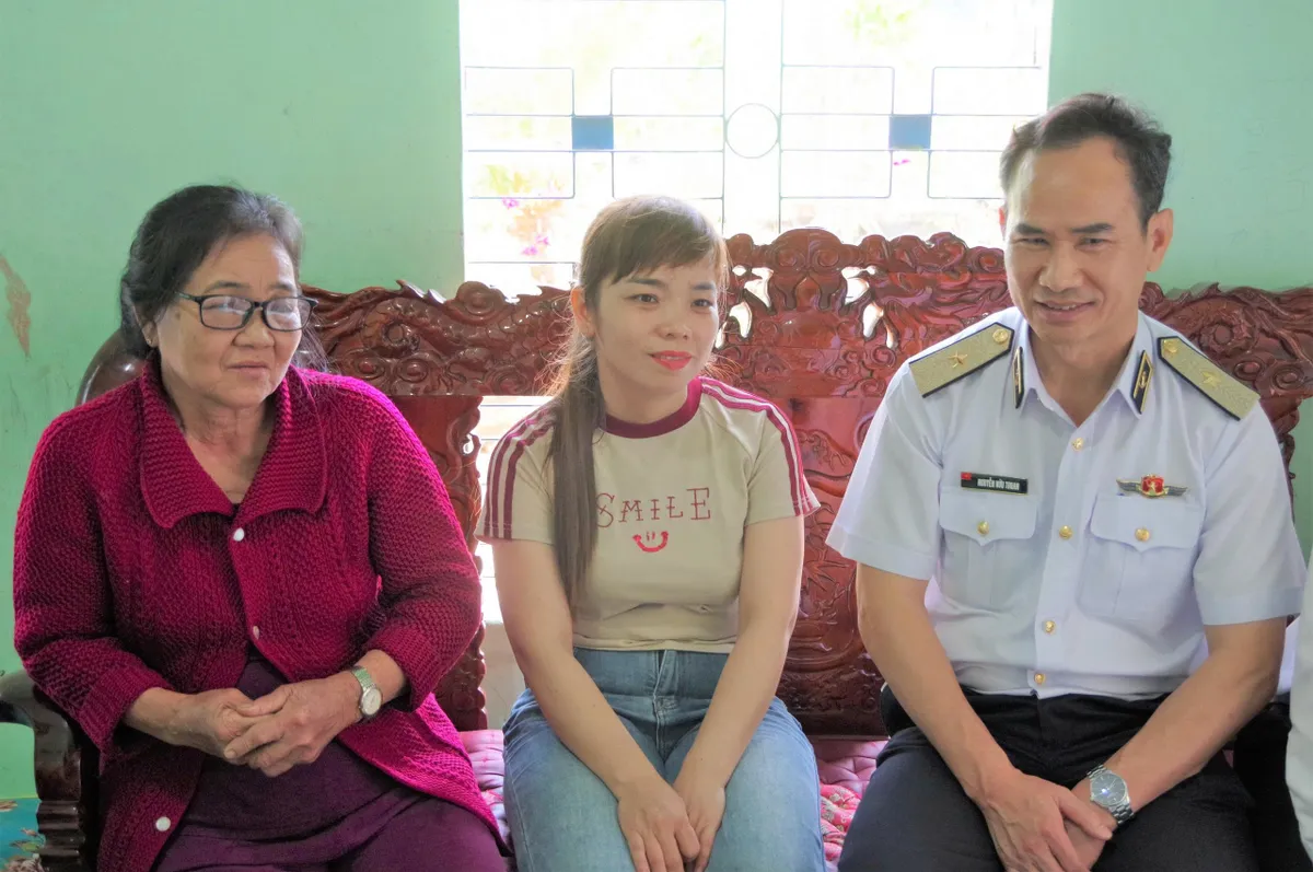 Học viện Hải qu&acirc;n thăm, tặng qu&agrave; c&aacute;c hộ d&acirc;n bị ảnh hưởng bởi thi&ecirc;n tai tại Kh&aacute;nh H&ograve;a - Ảnh 1.