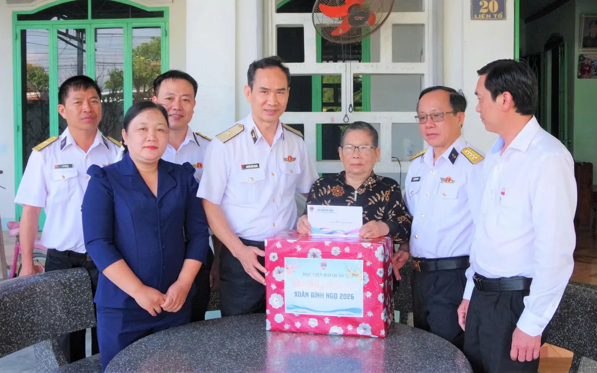 Học viện Hải qu&acirc;n thăm, tặng qu&agrave; c&aacute;c hộ d&acirc;n bị ảnh hưởng bởi thi&ecirc;n tai tại Kh&aacute;nh H&ograve;a - Ảnh 4.