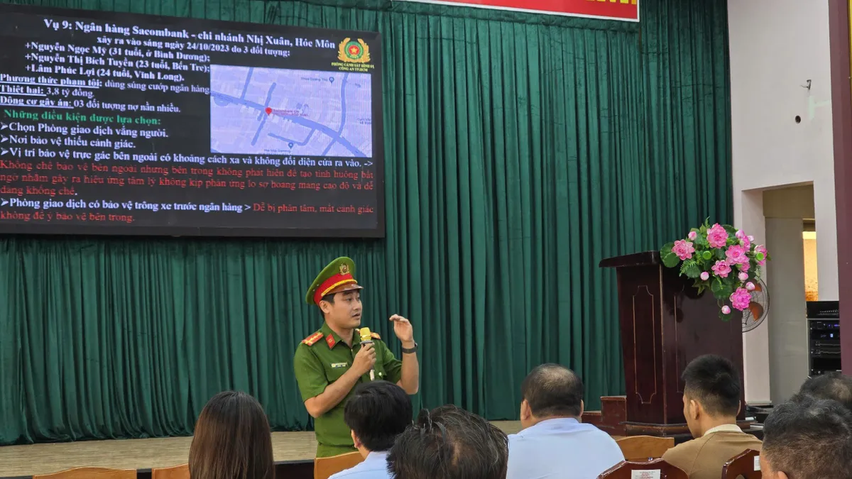 C&ocirc;ng an TP Hồ Ch&iacute; Minh siết ph&ograve;ng ngừa cướp ng&acirc;n h&agrave;ng, tiệm v&agrave;ng sau vụ việc ở Gia Lai- Ảnh 2.