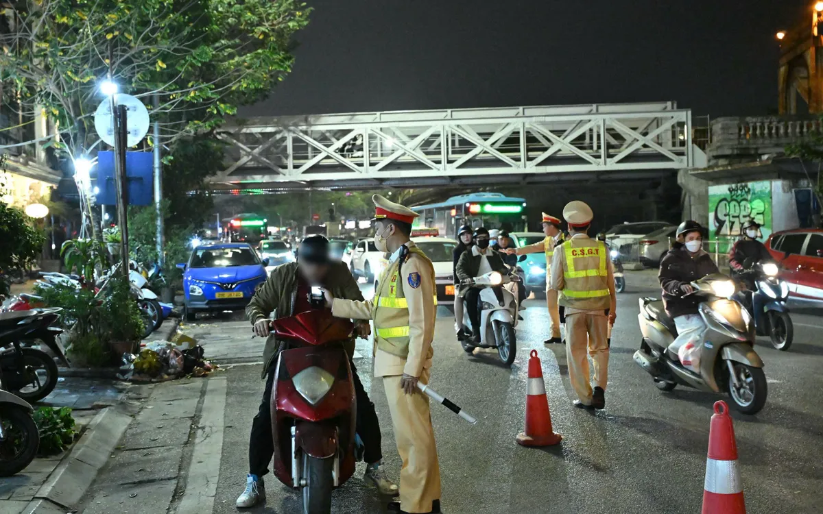 CSGT Hà Nội tăng cường kiểm soát nồng độ cồn trên các tuyến giao thông.
