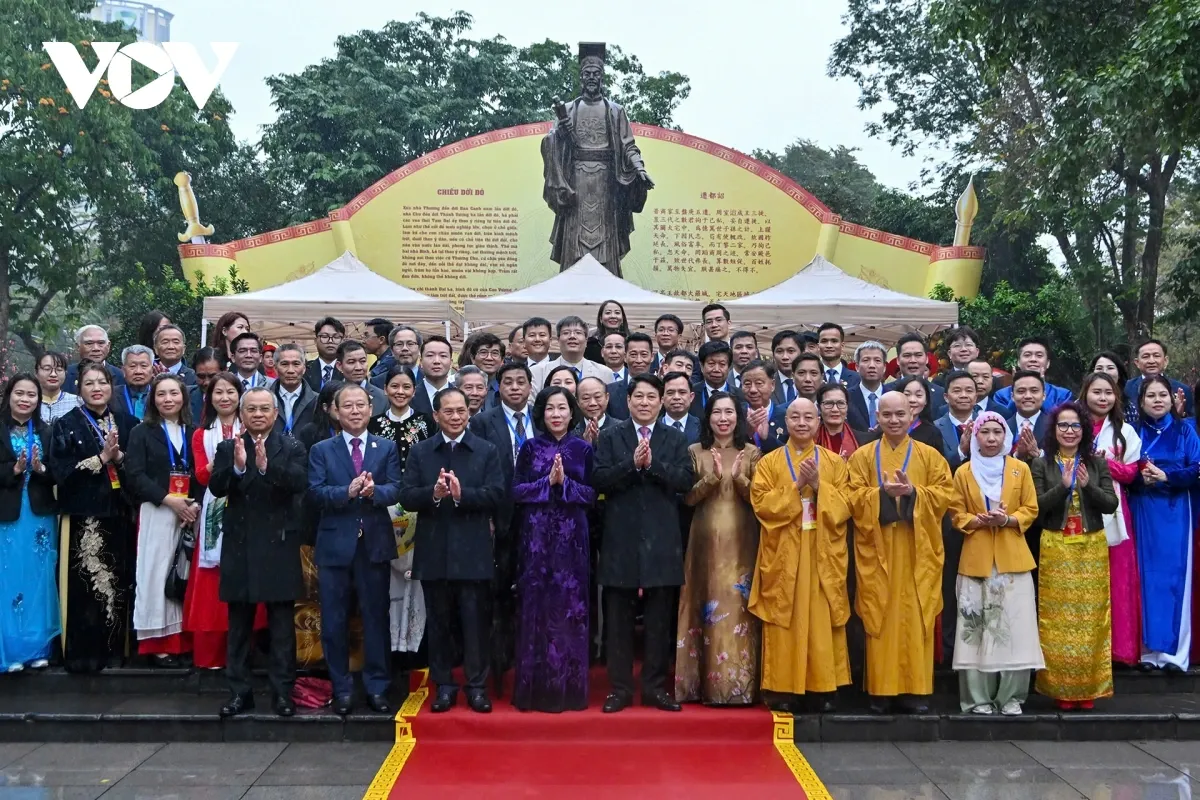 Chủ tịch nước Lương Cường d&acirc;ng hương, thả c&aacute; c&ugrave;ng kiều b&agrave;o tại hồ Gươm trong chương tr&igrave;nh &ldquo;Xu&acirc;n Qu&ecirc; hương 2026&rdquo;- Ảnh 1.
