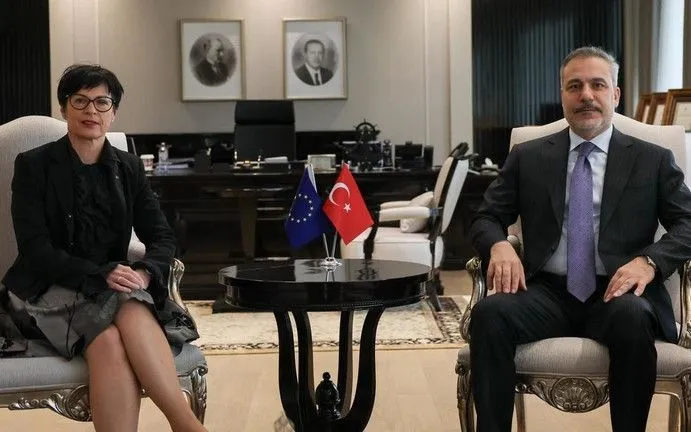 Ngoại trưởng Thổ Nhĩ Kỳ Hakan Fidan (phải) và Ủy viên châu Âu về Mở rộng Marta Kos tại Ankara, Thổ Nhĩ Kỳ, ngày 6/2/2026 (Ảnh: Getty Images/Anadolu)