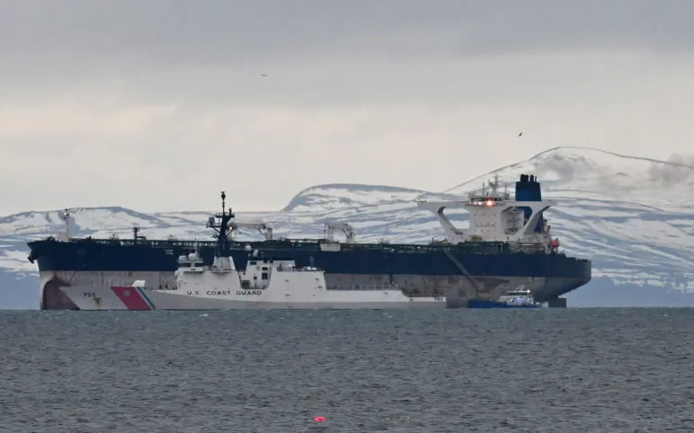 Lực lượng Mỹ bắt giữ tàu chở dầu Marinera của Nga ở Bắc Đại Tây Dương (Ảnh: AFP/Getty Images)