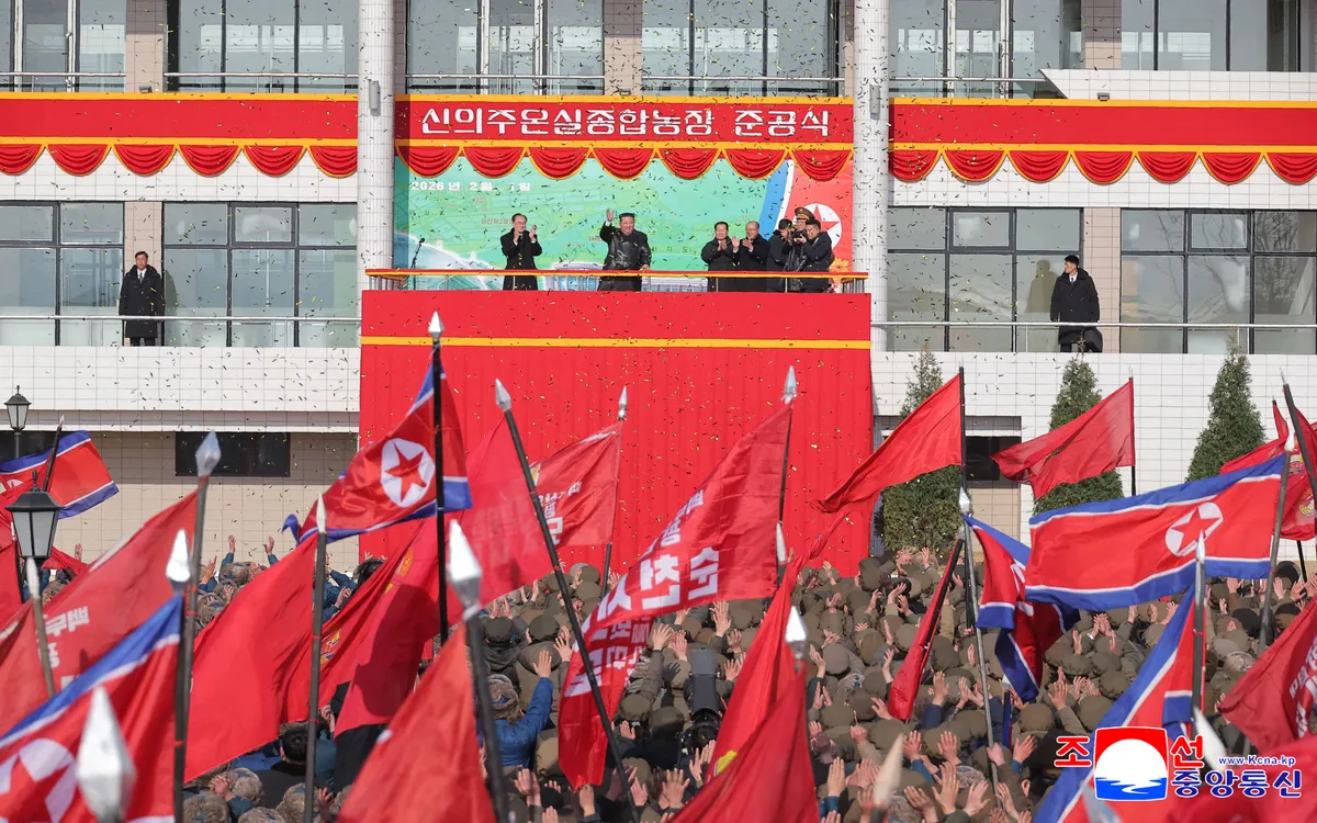 Lãnh đạo Triều Tiên Kim Jong-un tham dự lễ khánh thành Trang trại nhà kính tổng hợp Sinuiju ở tỉnh Bắc Pyongan, CHDC Triều Tiên (Ảnh: KCNA/AFP)