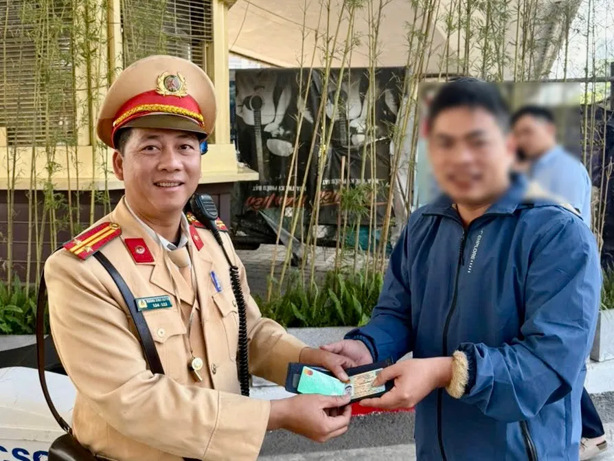 Niềm vui vỡ &ograve;a khi nhận lại chiếc v&iacute; đ&aacute;nh rơi từ tay chiến sĩ CSGT   - Ảnh 1.