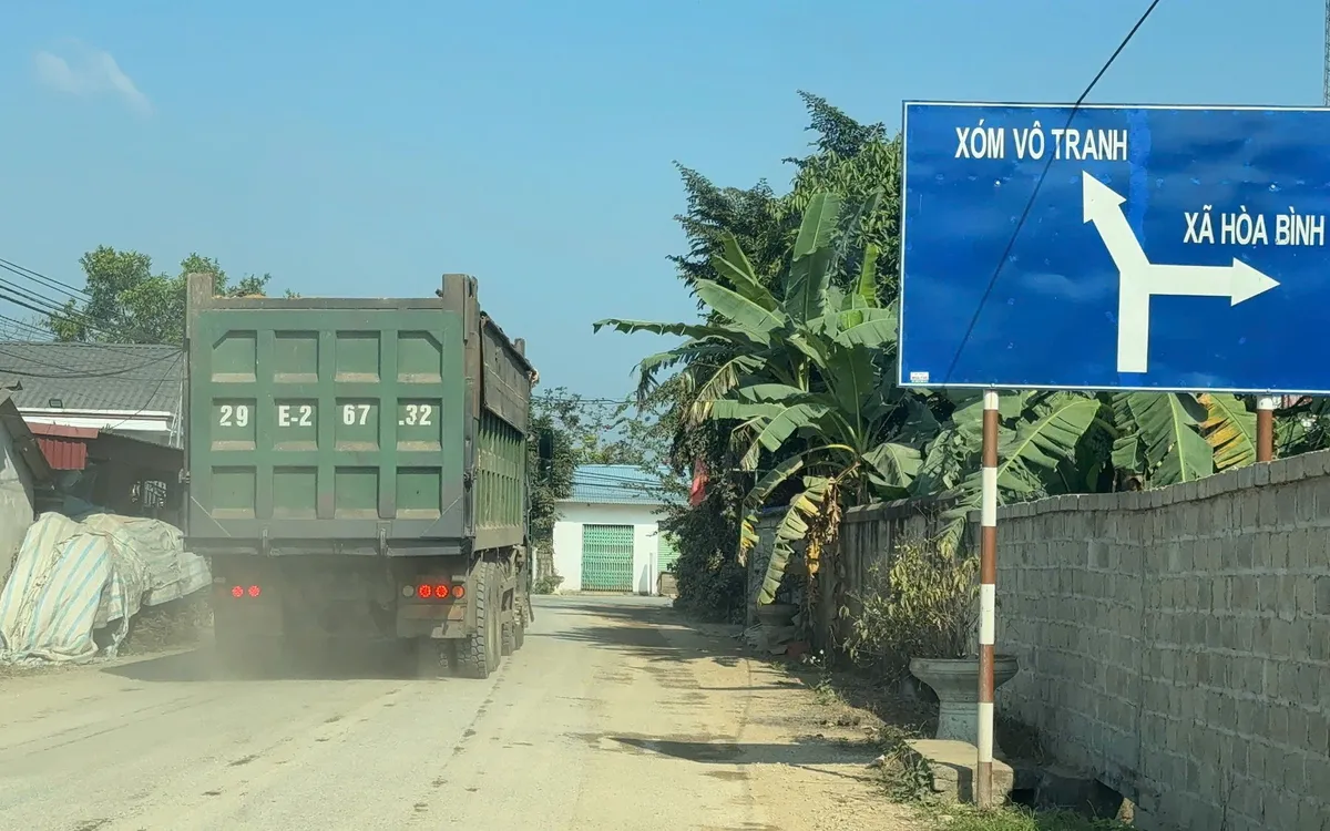 Xe trọng tải lớn luồn lách qua khu dân cư xóm Cà Phê, xã Đồng Hỷ.