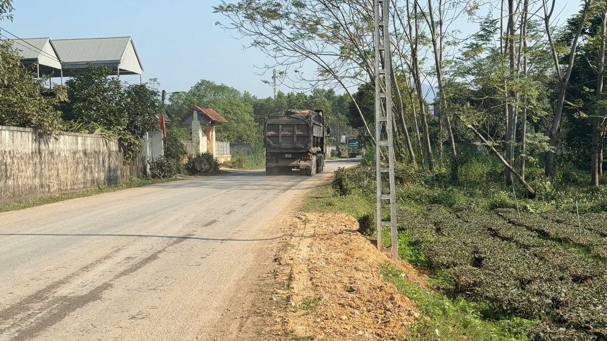Xe trọng tải lớn “bủa vây” đường làng, báo động mất an toàn giao thông, ô nhiễm môi trường - Ảnh 4.