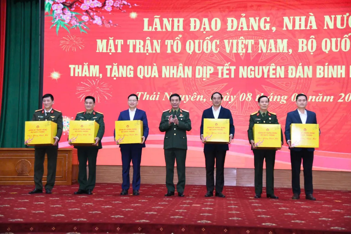 Đại tướng Phan Văn Giang thăm v&agrave; tặng qu&agrave; Tết tại Th&aacute;i Nguy&ecirc;n - Ảnh 1.