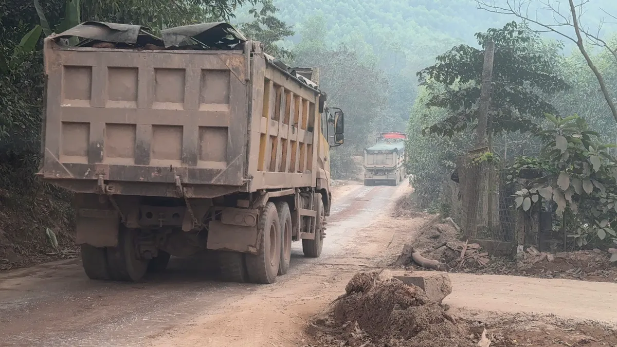 Xe trọng tải lớn “bủa vây” đường làng, báo động mất an toàn giao thông, ô nhiễm môi trường - Ảnh 7.
