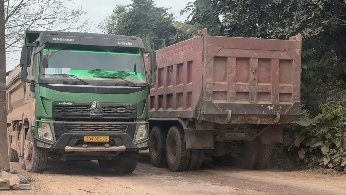 Xe trọng tải lớn “bủa vây” đường làng, báo động mất an toàn giao thông, ô nhiễm môi trường - Ảnh 9.