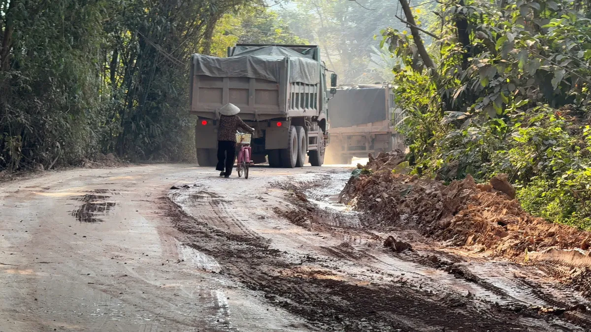 Xe trọng tải lớn “bủa vây” đường làng, báo động mất an toàn giao thông, ô nhiễm môi trường - Ảnh 10.