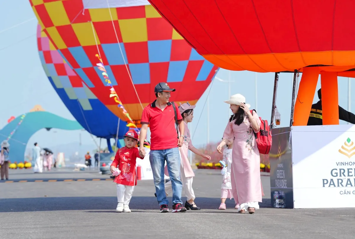 Khinh kh&iacute; cầu, d&ugrave; lượn rực rỡ bầu trời Cần Giờ dịp Xu&acirc;n B&iacute;nh Ngọ 2026- Ảnh 1.