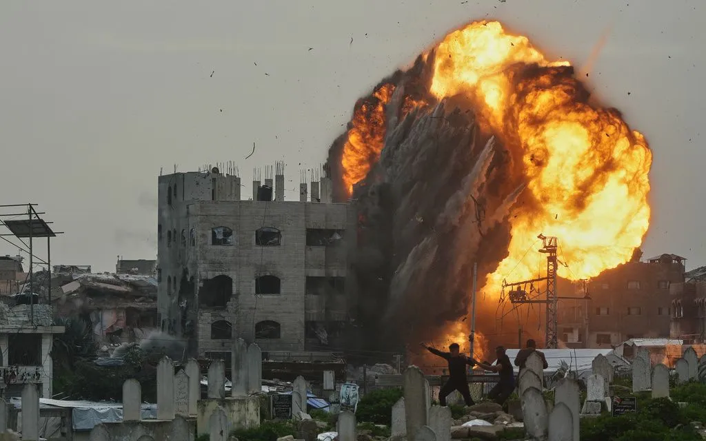 Khói lửa bốc lên từ một cuộc tấn công của Israel vào một tòa nhà ở khu phố Zeitoun, thành phố Gaza, ngày 6/2/2026 (Ảnh: AP)