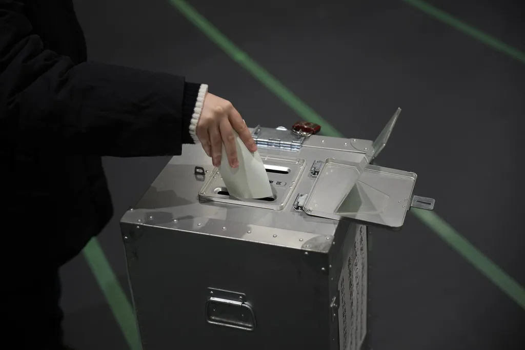 Cử tri Nhật Bản bỏ phiếu tổng tuyển cử năm 2026 - Ảnh 1.