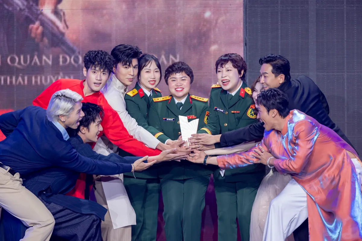 Khoảnh khắc đẹp tuần qua: t&igrave;nh người trong nghịch cảnh - Ảnh 2.