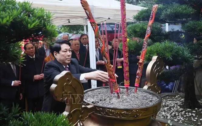 Chủ tịch nước Lương Cường dâng hương tại đền Ngọc Sơn. Ảnh: An Đăng/TTXVN