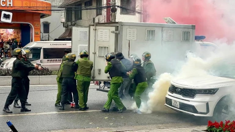 Ninh B&igrave;nh: Diễn tập phương &aacute;n xử l&yacute; khi xảy ra cướp tại ng&acirc;n h&agrave;ng - Ảnh 3.