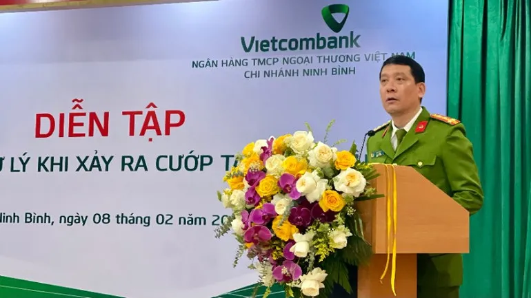 Ninh B&igrave;nh: Diễn tập phương &aacute;n xử l&yacute; khi xảy ra cướp tại ng&acirc;n h&agrave;ng - Ảnh 4.