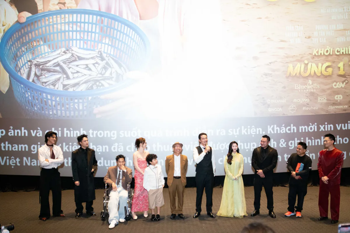 Tuấn Trần ngồi xe lăn, chống nạng ra mắt phim Tết - Ảnh 2.