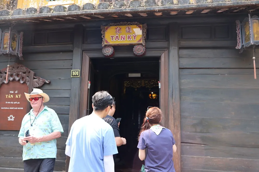 Hội An tạm dừng b&aacute;n v&eacute; tham quan phố cổ dịp Tết, nhiều hoạt động văn h&oacute;a vẫn diễn ra- Ảnh 1.