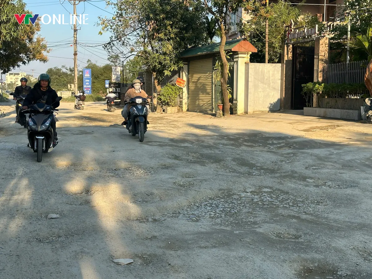 Nghệ An: Nhanh ch&oacute;ng khắc phục tạm thời con đường đ&ocirc; thị &ldquo;n&aacute;t như tương&rdquo; trước Tết- Ảnh 4.