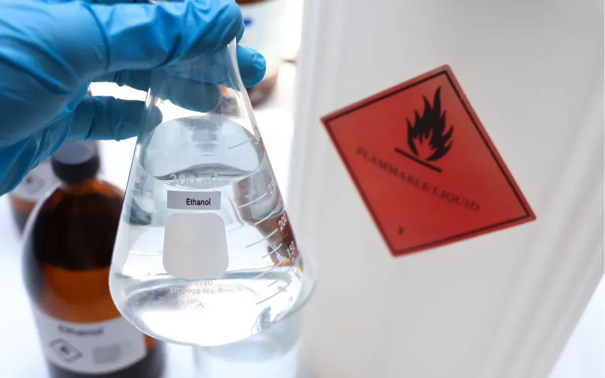 Cảnh giác rượu giả dịp Tết: Nhận biết đúng để bảo vệ sức khỏe- Ảnh 1. Cảnh giác rượu giả dịp Tết: Nhận biết đúng để bảo vệ sức khỏe- Ảnh 1.