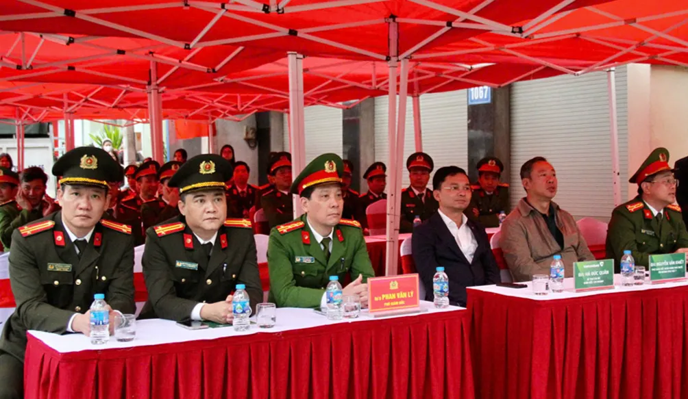 Ninh B&igrave;nh: Diễn tập phương &aacute;n xử l&yacute; khi xảy ra cướp tại ng&acirc;n h&agrave;ng - Ảnh 2.