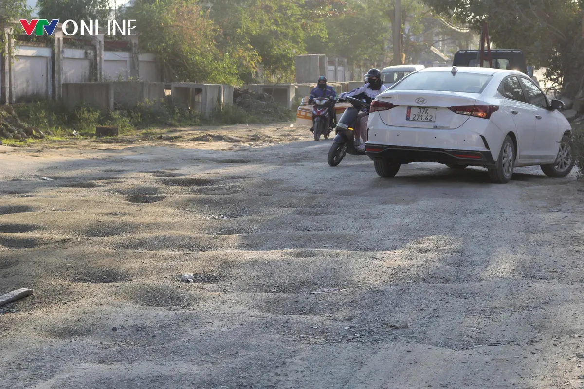 Nghệ An: Nhanh ch&oacute;ng khắc phục tạm thời con đường đ&ocirc; thị &ldquo;n&aacute;t như tương&rdquo; trước Tết- Ảnh 1.