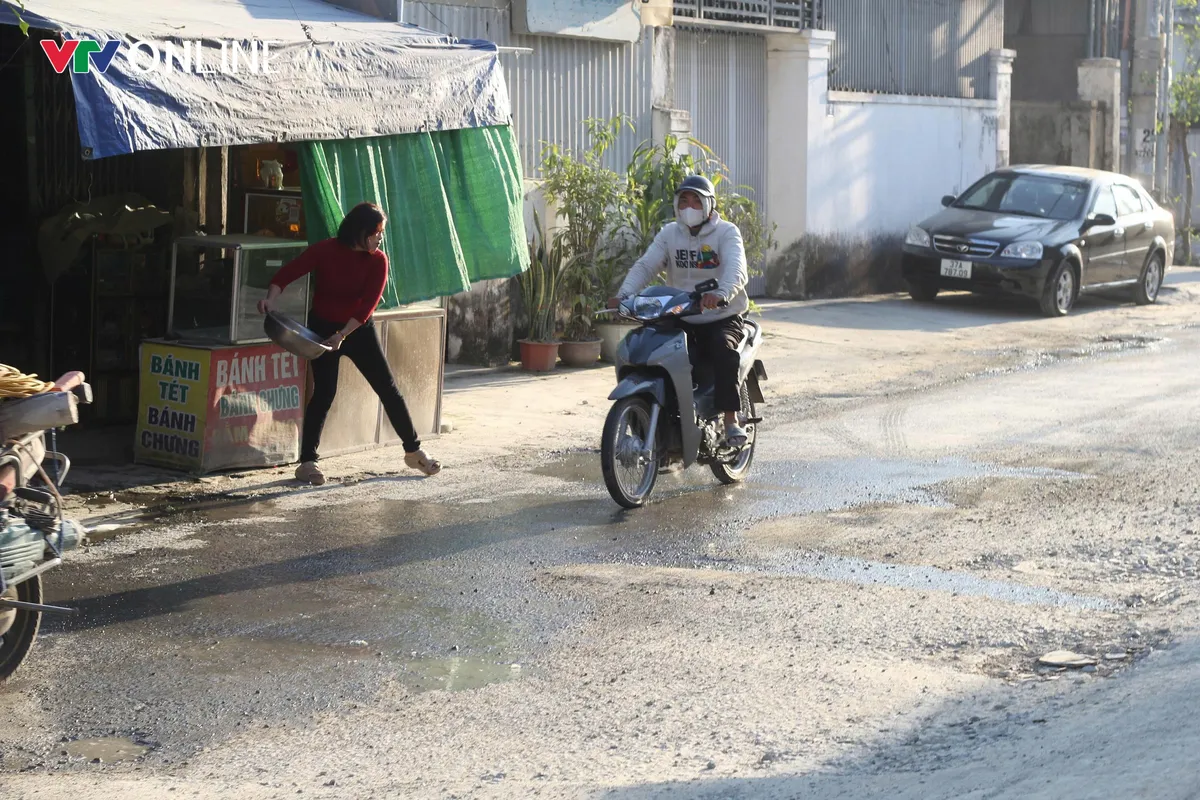 Nghệ An: Nhanh ch&oacute;ng khắc phục tạm thời con đường đ&ocirc; thị &ldquo;n&aacute;t như tương&rdquo; trước Tết- Ảnh 2.