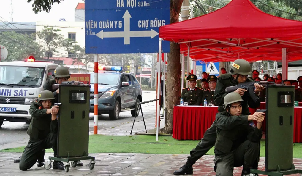 Ninh B&igrave;nh: Diễn tập phương &aacute;n xử l&yacute; khi xảy ra cướp tại ng&acirc;n h&agrave;ng - Ảnh 1.