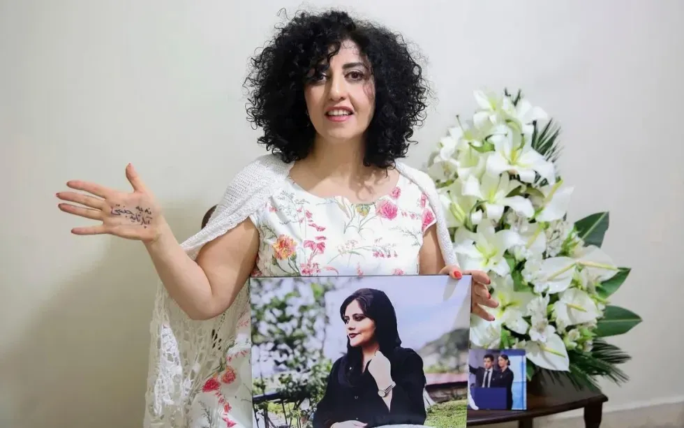 Bà Narges Mohammadi sau khi được tạm tha vì lý do y tế tại Tehran, Iran, ngày 4/12/2024 (Ảnh: AP)