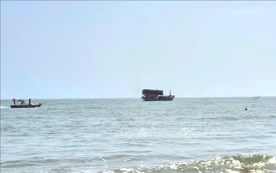 Đồn Biên phòng Nhật Lệ, Bộ đội Biên phòng tỉnh Quảng Trị ứng cứu kịp thời tàu cá bị mắc cạn trên biển. Ảnh: TTXVN