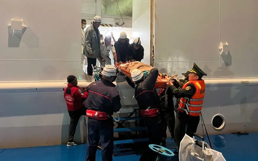 Cán bộ, chiến sĩ Đồn Biên phòng cửa khẩu cảng Hòn Gai phối hợp với Hải đội Biên phòng 2, Bộ đội Biên phòng tỉnh Quảng Ninh và Trung tâm Cấp cứu 115 tỉnh Quảng Ninh đã đưa bệnh nhân vào bờ an toàn và chuyển tới Bệnh viện tỉnh Quảng Ninh để cấp cứu kịp thời, bảo đảm sức khỏe và tính mạng cho hành khách. Ảnh: QDND