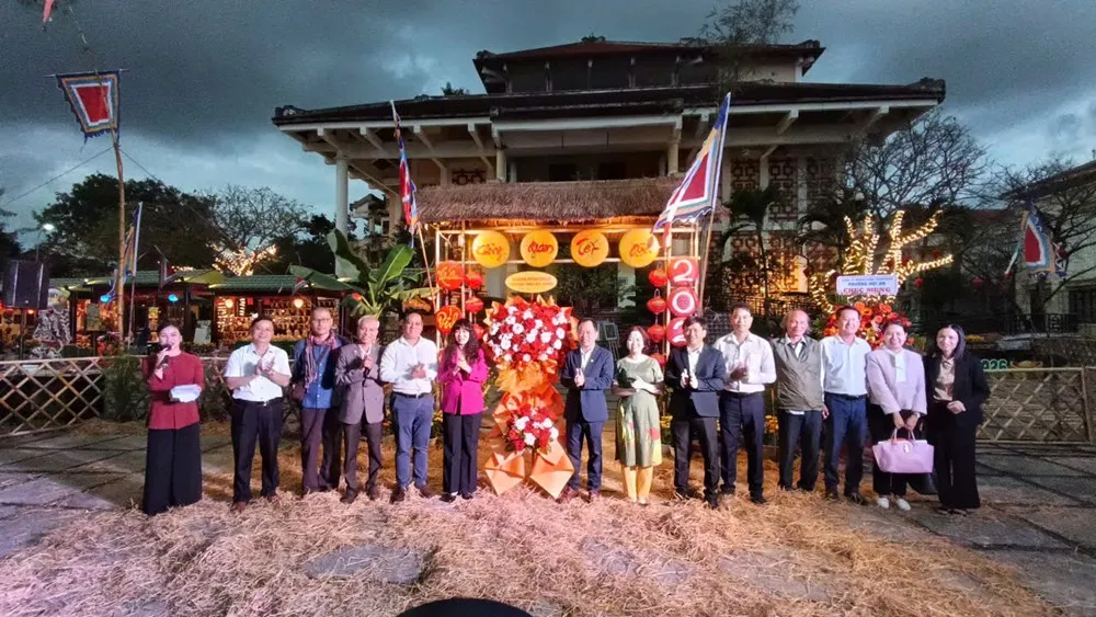 Du kh&aacute;ch h&agrave;o hứng trải nghiệm &ldquo;Kh&ocirc;ng gian Tết xưa ở Hội An&rdquo;- Ảnh 1.