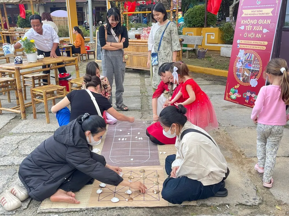 Du kh&aacute;ch h&agrave;o hứng trải nghiệm &ldquo;Kh&ocirc;ng gian Tết xưa ở Hội An&rdquo;- Ảnh 2.