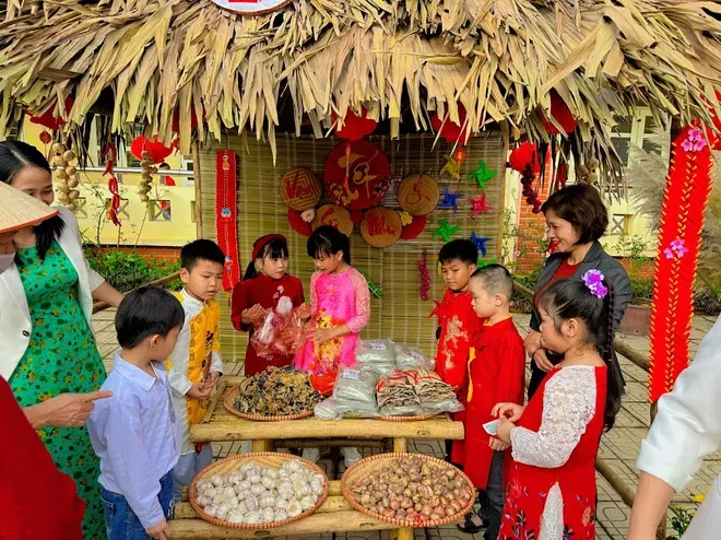 Cha mẹ dạy con về phong tục Tết trong thời đại số- Ảnh 1.