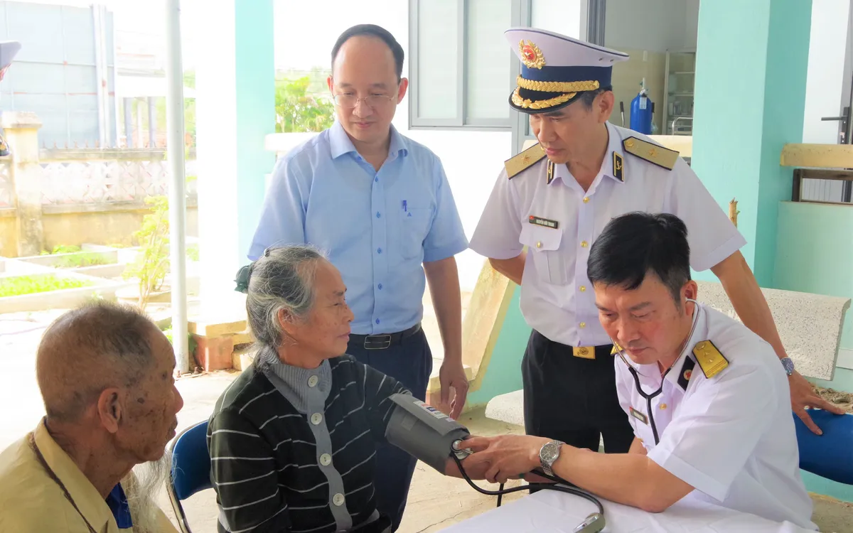Chuẩn Đô đốc Nguyễn Hữu Thoan thăm hỏi, động viên nhân dân được Học viện Hải quân khám bệnh và cấp thuốc miễn phí..