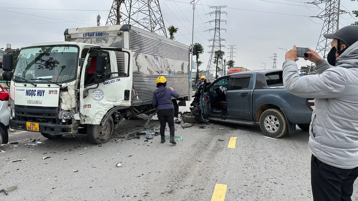 Ba &ocirc; t&ocirc; va chạm li&ecirc;n ho&agrave;n ở H&agrave; Nội, xe b&aacute;n tải biến dạng- Ảnh 1.