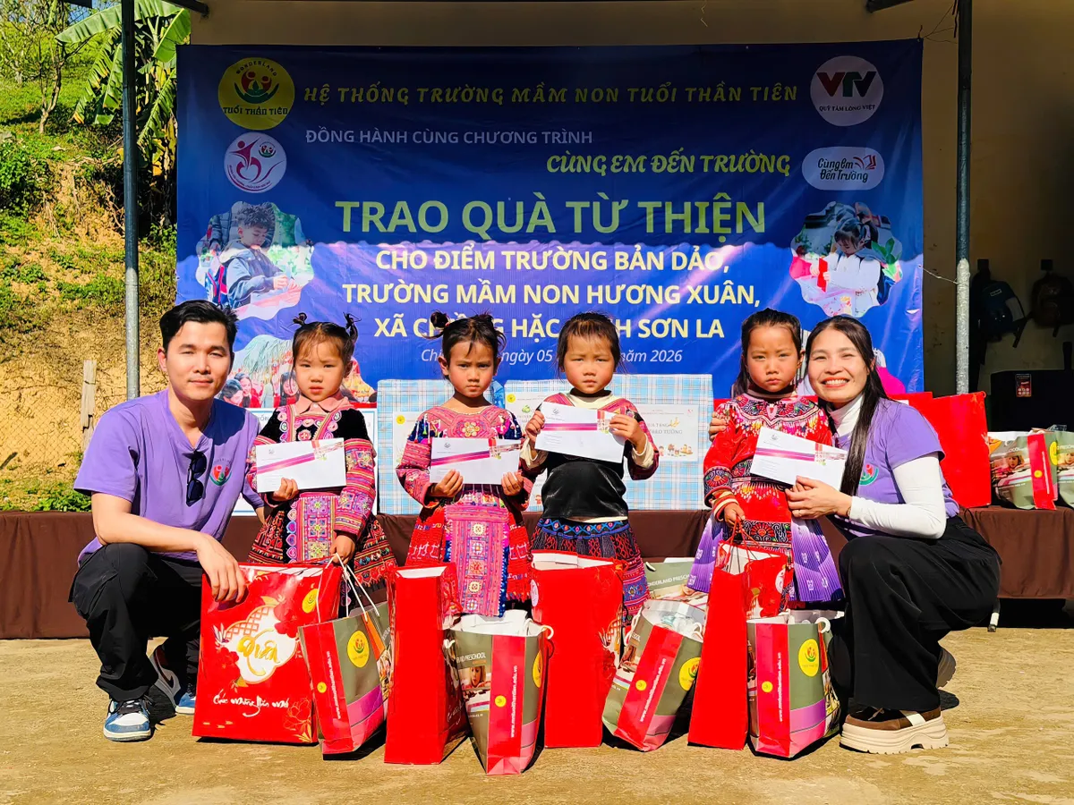 Hệ thống Trường Mầm non Tuổi Thần Ti&ecirc;n trao tặng hơn 150 triệu đồng hỗ trợ c&aacute;c điểm trường v&ugrave;ng cao Sơn La- Ảnh 2.
