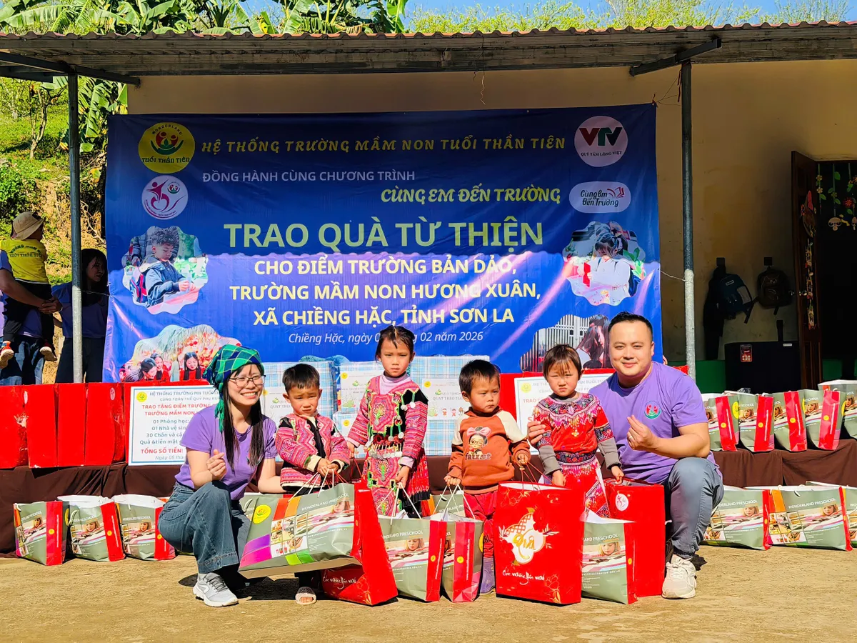 Hệ thống Trường Mầm non Tuổi Thần Ti&ecirc;n trao tặng hơn 150 triệu đồng hỗ trợ c&aacute;c điểm trường v&ugrave;ng cao Sơn La- Ảnh 4.