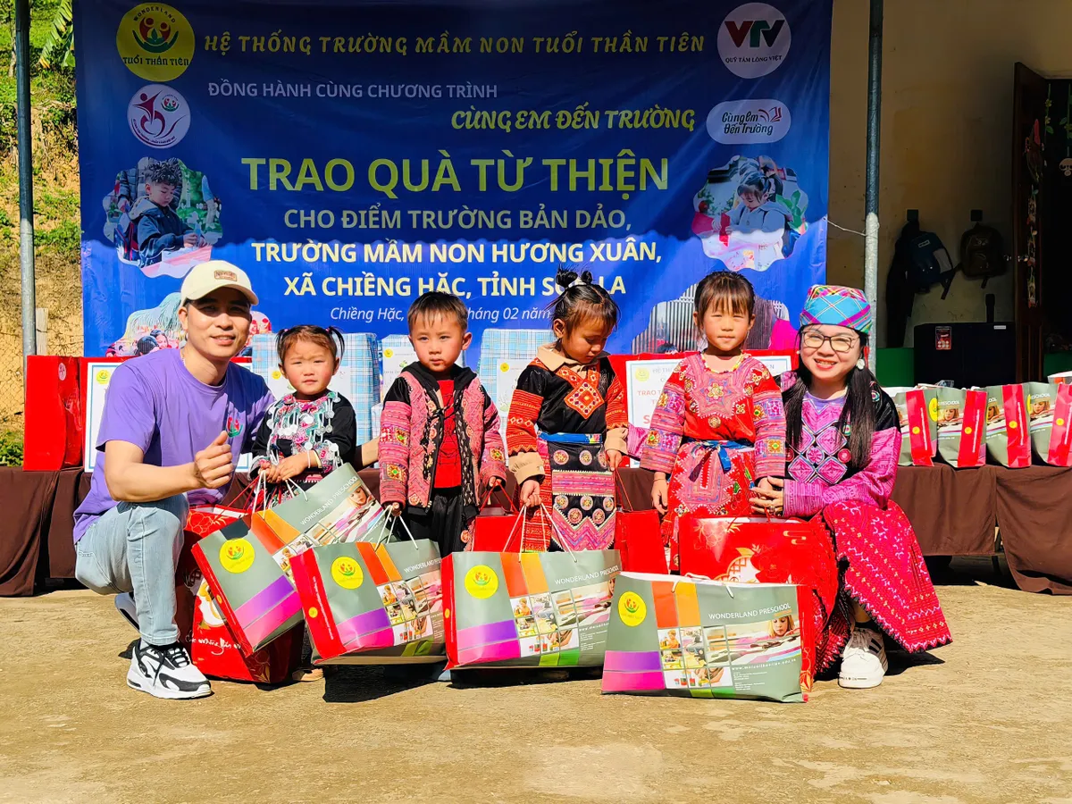 Hệ thống Trường Mầm non Tuổi Thần Ti&ecirc;n trao tặng hơn 150 triệu đồng hỗ trợ c&aacute;c điểm trường v&ugrave;ng cao Sơn La- Ảnh 5.