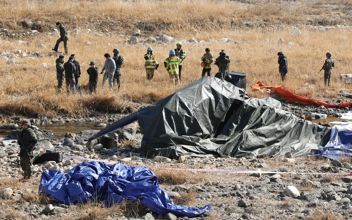 Hiện trường vụ rơi trực thăng ở huyện Gapyeong, tỉnh Gyeonggi, miền Bắc Hàn Quốc (Ảnh: Yonhap)